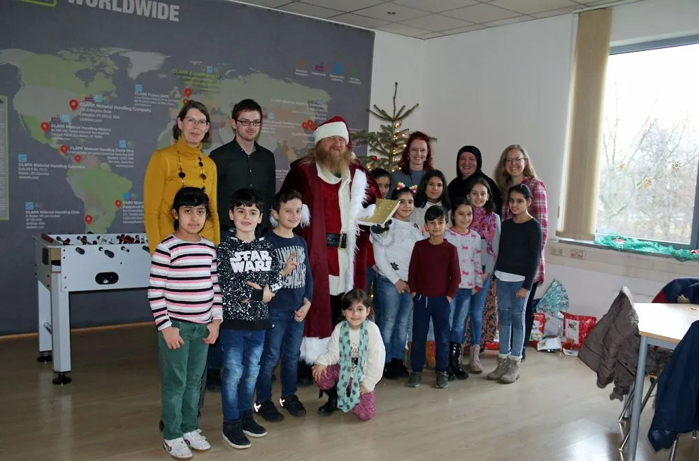 CLARK Europe presents gifts to children from the Rheinhausen Regenbogenhaus