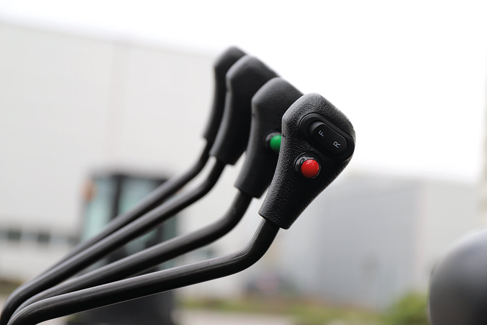 Direction switch on the hydraulic lever Direction switch on the hydraulic lever