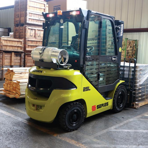 CLARK forklift truck with diesel or LPG drive S20-35 CLARK forklift truck with diesel or LPG drive S20-35