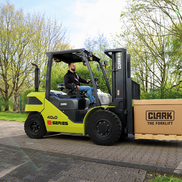 CLARK forklift trucks with combustion engine S40 / S45 / S50 / S55 4000 - 5500 kg CLARK forklift trucks with combustion engine S40 / S45 / S50 / S55 4000 - 5500 kg