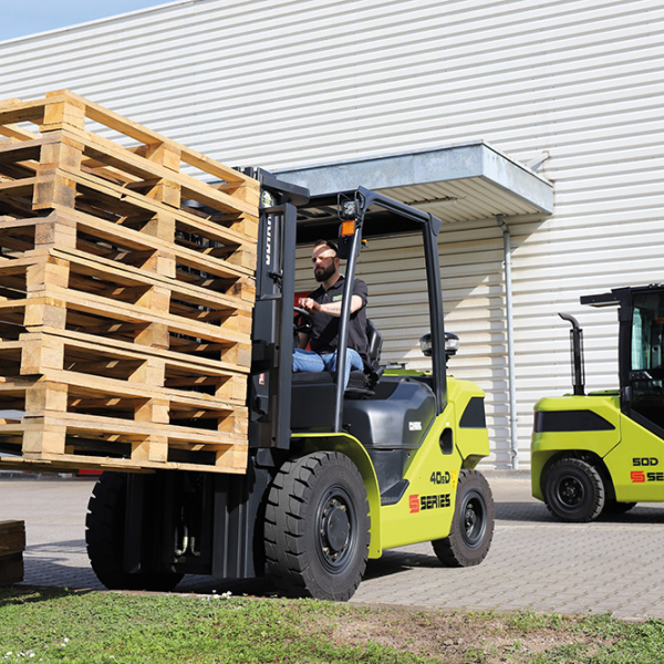 CLARK forklift trucks with combustion engine S40 / S45 / S50 / S55 4000 - 5500 kg CLARK forklift trucks with combustion engine S40 / S45 / S50 / S55 4000 - 5500 kg