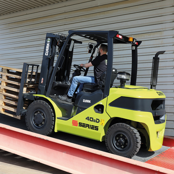CLARK forklift trucks with combustion engine S40 / S45 / S50 / S55 4000 - 5500 kg CLARK forklift trucks with combustion engine S40 / S45 / S50 / S55 4000 - 5500 kg