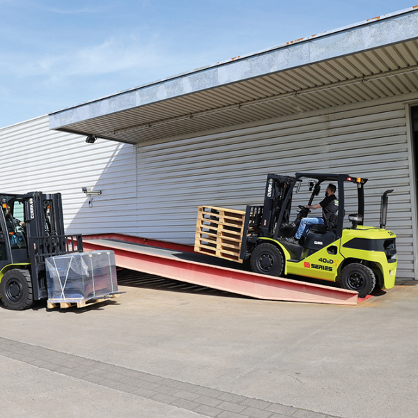 CLARK forklift trucks with combustion engine S40 / S45 / S50 / S55 4000 - 5500 kg CLARK forklift trucks with combustion engine S40 / S45 / S50 / S55 4000 - 5500 kg