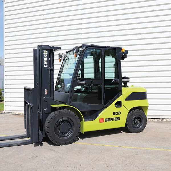 CLARK forklift trucks with combustion engine S40 / S45 / S50 / S55 4000 - 5500 kg CLARK forklift trucks with combustion engine S40 / S45 / S50 / S55 4000 - 5500 kg
