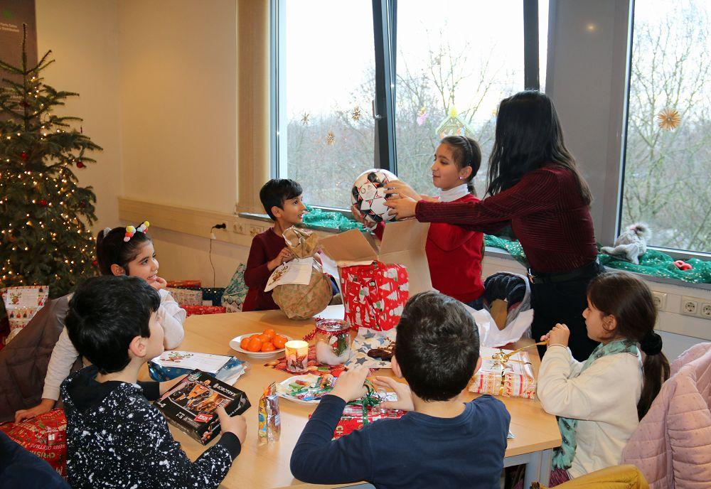 CLARK Europe presents gifts to children from the Rheinhausen Regenbogenhaus
