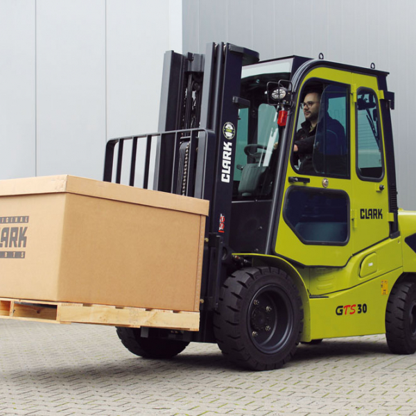 CLARK forklift trucks with diesel or LPG propulsion GTS20 / GTS25 / GTS30 / GTS33 2000 - 3300 kg CLARK forklift trucks with diesel or LPG propulsion GTS20 / GTS25 / GTS30 / GTS33 2000 - 3300 kg