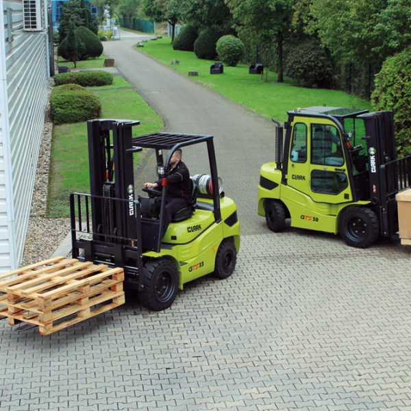 CLARK forklift trucks with diesel or LPG propulsion GTS20 / GTS25 / GTS30 / GTS33 2000 - 3300 kg CLARK forklift trucks with diesel or LPG propulsion GTS20 / GTS25 / GTS30 / GTS33 2000 - 3300 kg