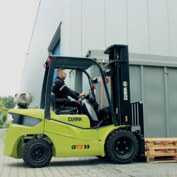 CLARK forklift trucks with diesel or LPG propulsion GTS20 / GTS25 / GTS30 / GTS33 2000 - 3300 kg CLARK forklift trucks with diesel or LPG propulsion GTS20 / GTS25 / GTS30 / GTS33 2000 - 3300 kg