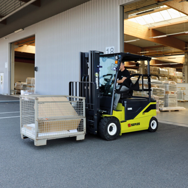 CLARK Electric forklift SE25 / SE30s / SE30 / SE35 2500 - 3500 kg CLARK Electric forklift SE25 / SE30s / SE30 / SE35 2500 - 3500 kg