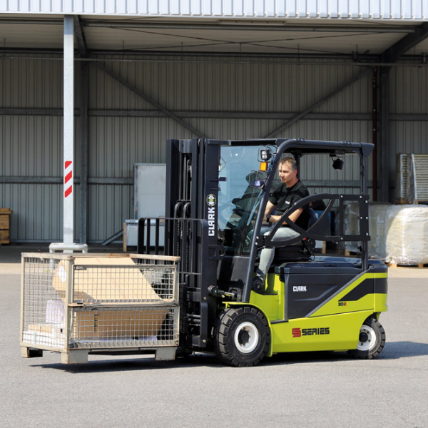 CLARK Electric forklift SE25 / SE30s / SE30 / SE35 2500 - 3500 kg CLARK Electric forklift SE25 / SE30s / SE30 / SE35 2500 - 3500 kg