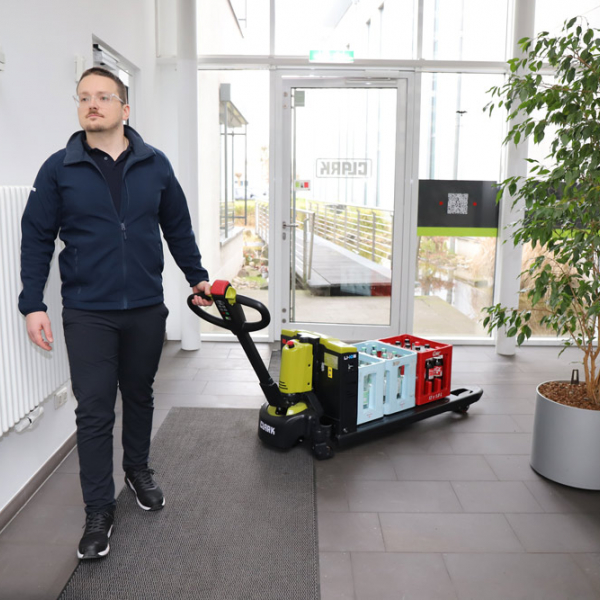 CLARK Elektrischer Niederhubwagen ELP15 1500 kg mit Lithium-Ionen Batterie CLARK Elektrischer Niederhubwagen ELP15 1500 kg mit Lithium-Ionen Batterie