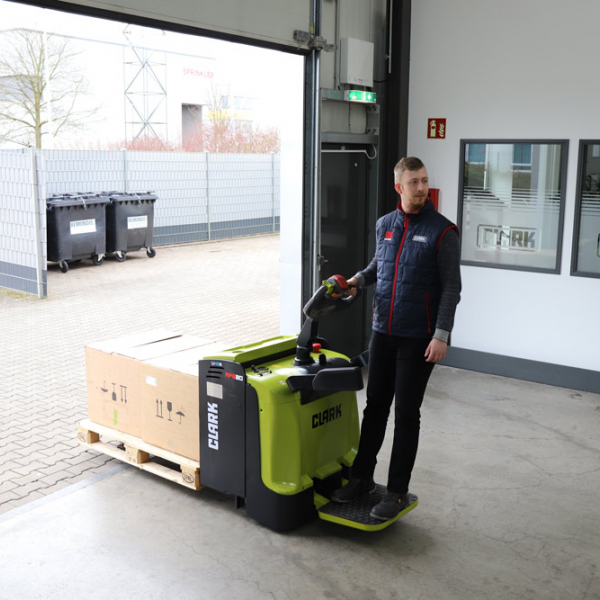 CLARK electric low lift pallet truck RPE20 2000 kg with lithium-ion battery CLARK electric low lift pallet truck RPE20 2000 kg with lithium-ion battery