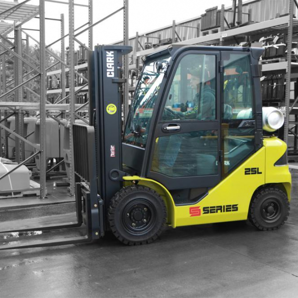 CLARK forklift truck with diesel or LPG drive S20-35 CLARK forklift truck with diesel or LPG drive S20-35