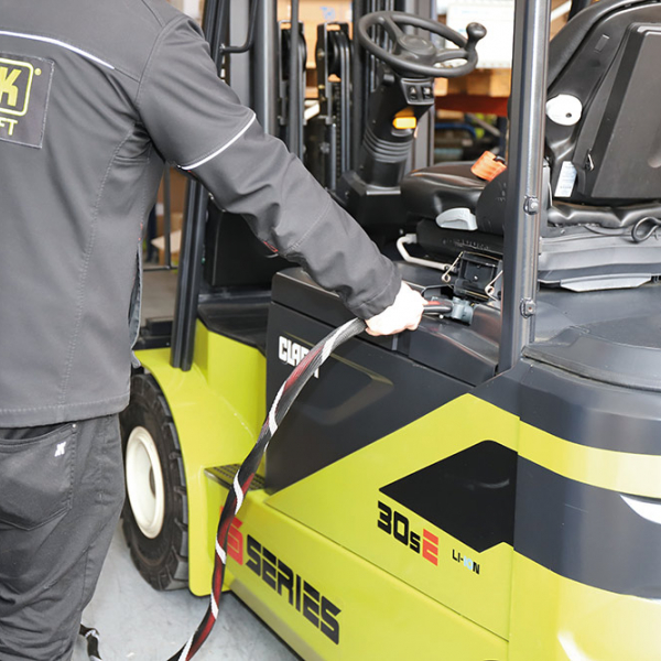 CLARK Electric forklift SE25 / SE30s / SE30 / SE35 2500 - 3500 kg CLARK Electric forklift SE25 / SE30s / SE30 / SE35 2500 - 3500 kg