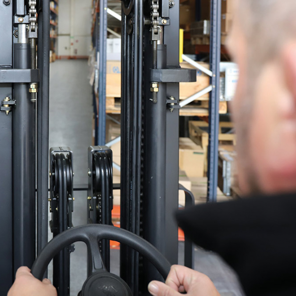 CLARK Electric forklift SE25 / SE30s / SE30 / SE35 2500 - 3500 kg CLARK Electric forklift SE25 / SE30s / SE30 / SE35 2500 - 3500 kg