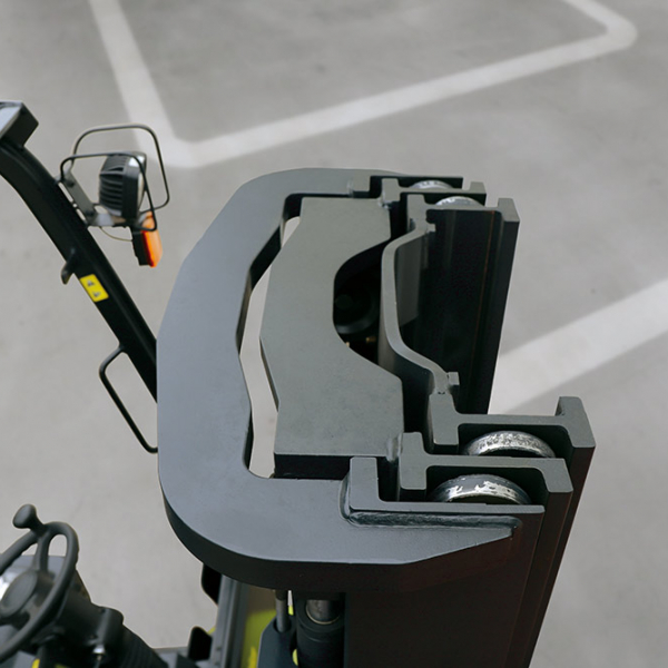 CLARK Electric forklift SE25 / SE30s / SE30 / SE35 2500 - 3500 kg CLARK Electric forklift SE25 / SE30s / SE30 / SE35 2500 - 3500 kg