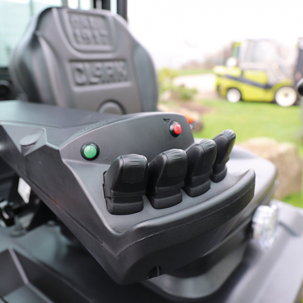 CLARK Electric forklift SE25 / SE30s / SE30 / SE35 2500 - 3500 kg CLARK Electric forklift SE25 / SE30s / SE30 / SE35 2500 - 3500 kg